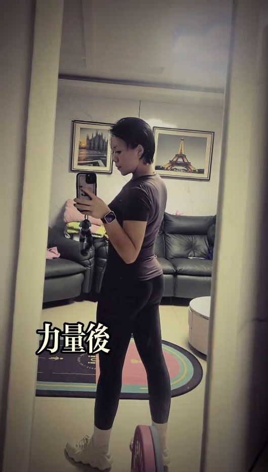 貴陽的蔣女士瘋狂「舉鐵」及戒奶茶1年，成功減去30公斤。抖音