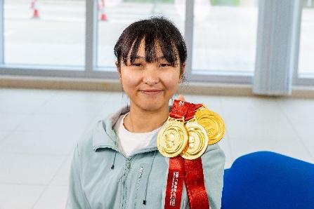 李思穎在全運會比賽後接受《駿步人生》專訪，分享勇奪三金背後的甜酸苦辣。