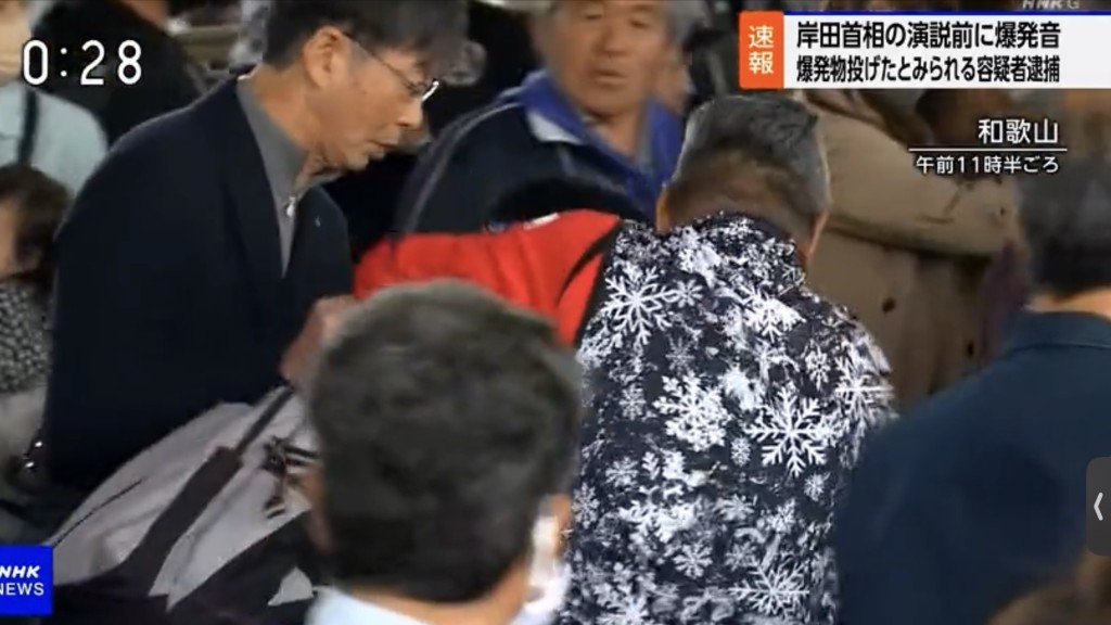 穿黑色花背心的漁夫先上前勒住疑犯的脖子。 NHK截圖