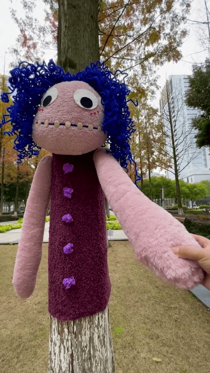 重慶渝興廣場上的「大樹人偶」,帶點「添布頓風格」。 重慶渝興廣場上的「大樹人偶」,帶點「添布頓風格」。