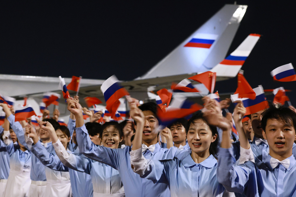 俄羅斯總統普京乘坐專機抵達北京，外長王毅接機。美聯社