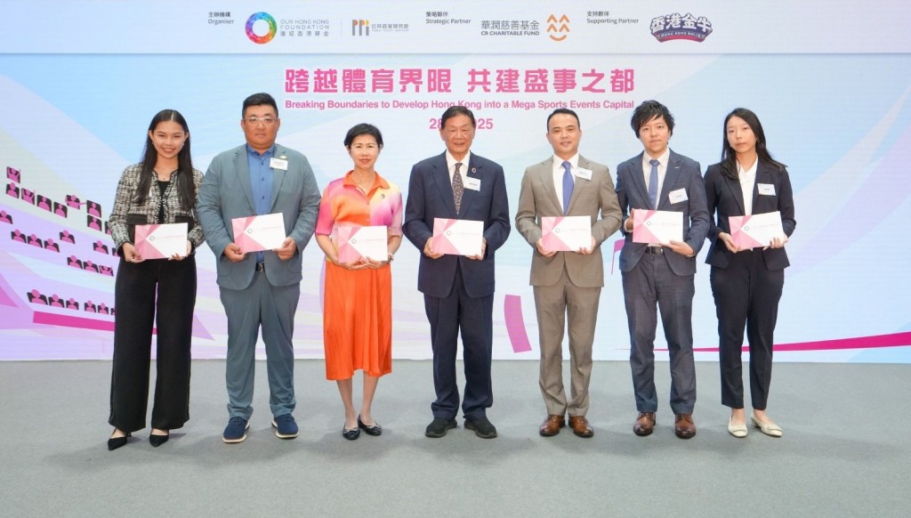 香港金牛籃球俱樂部總經理孫欣偉(左2)。受訪者提供 香港金牛籃球俱樂部總經理孫欣偉(左2)。受訪者提供