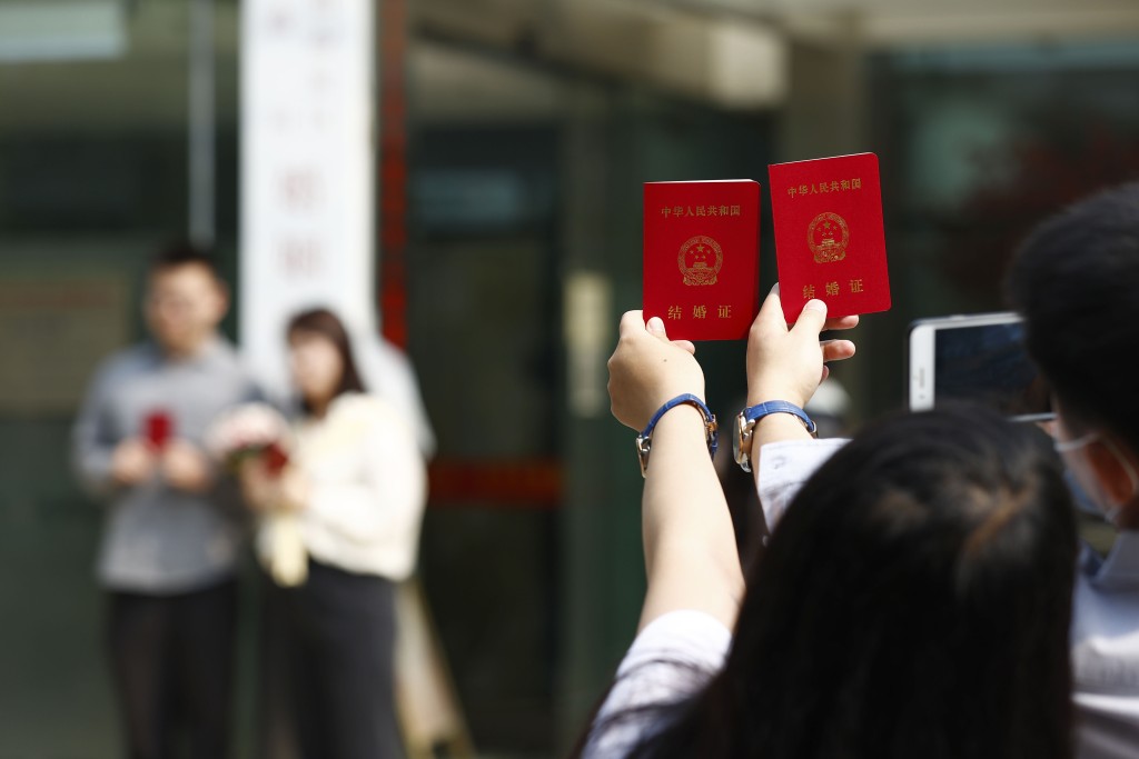 內地多地民政部門已準備在周六七夕當日加班，滿足民眾結婚需求。