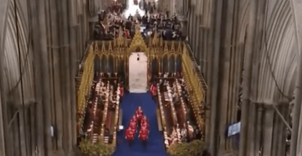 加冕儀式開始前，皇室士兵步操進入西敏寺教堂。