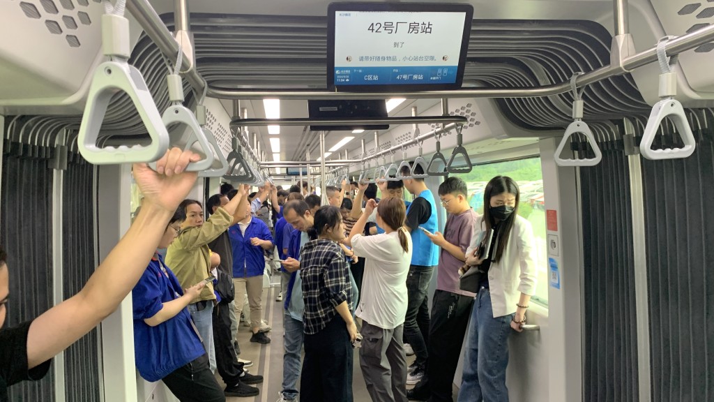 列車設有3至4節車廂，中間車廂僅提供企位及兩旁扶手，以增加繁忙時段的載客量。