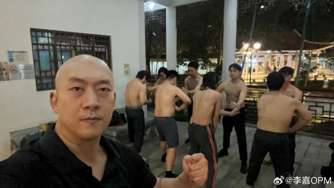 李嘉曾认识了一位做电脑总代理的老板，对方打本开武馆让他做总教头。