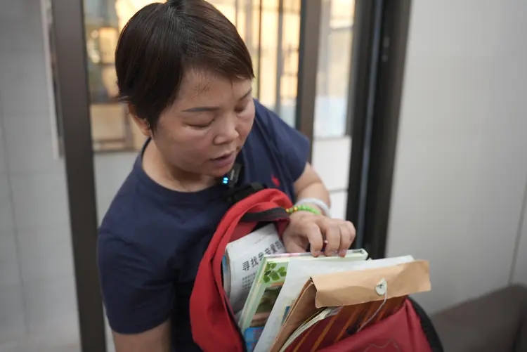 18年來鄧惠東一直抱著兒子的資料及照片,走遍全國。 18年來鄧惠東一直抱著兒子的資料及照片,走遍全國。