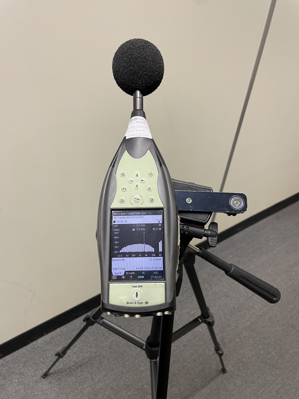声学相机显示涉事高频噪音与用声级计就该噪音录得的峰值频率吻合，确认声学相机显示的屋苑位置是该噪音源头。