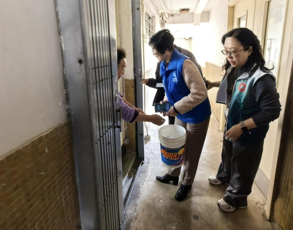 有房署人員了解居民需求,並上門送水。FB:房委會 有房署人員了解居民需求,並上門送水。FB:房委會