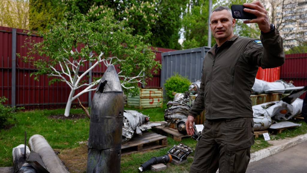 基辅市长克里奇科（Vitali Klitschko）晒「匕首」残骸，但专家认为弹头大小不对，晒出的相信只是BETAB-500碉堡克星炸弹。 路透社