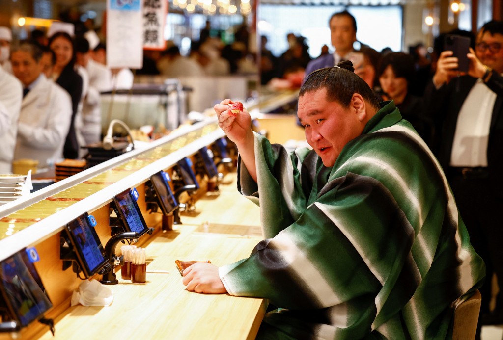 蒙古裔相撲橫綱照之富士春雄品嚐首批壽司。（路透社）