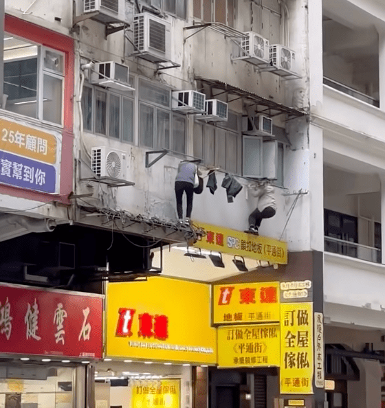 兩人隨後動作利落地縱身爬進單位窗戶。