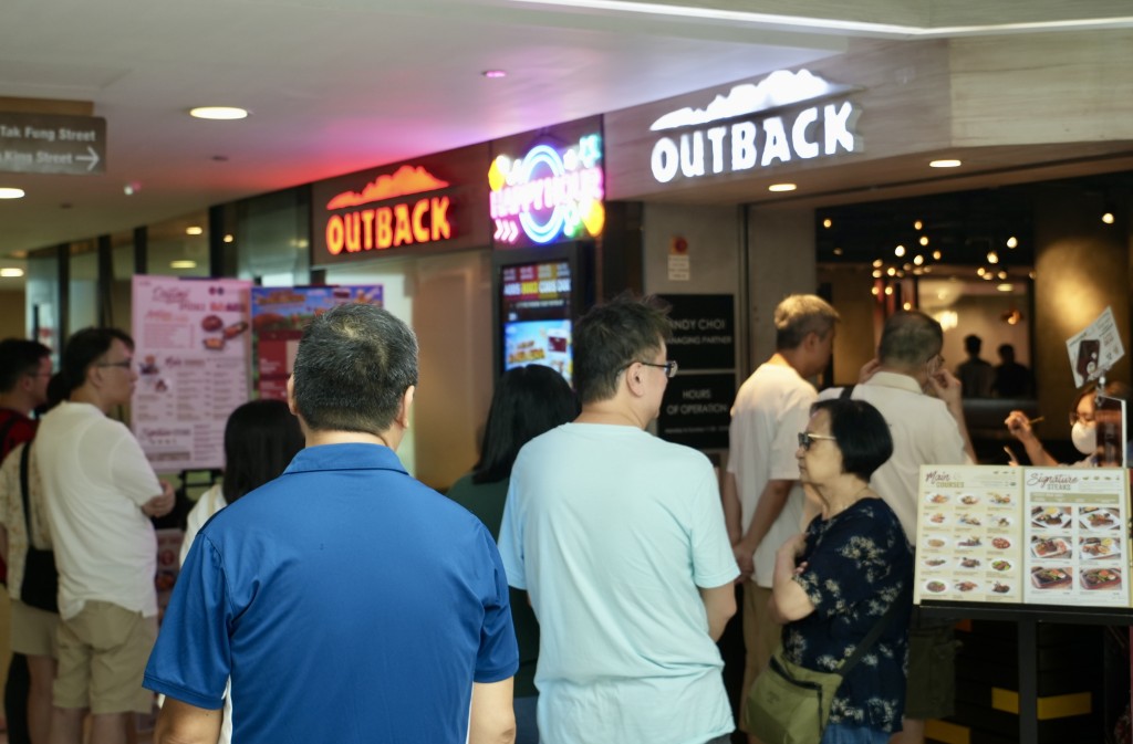 Outback Steakhouse黄埔分店于今天最后营业，不少食客在门外排队等候。刘骏轩摄