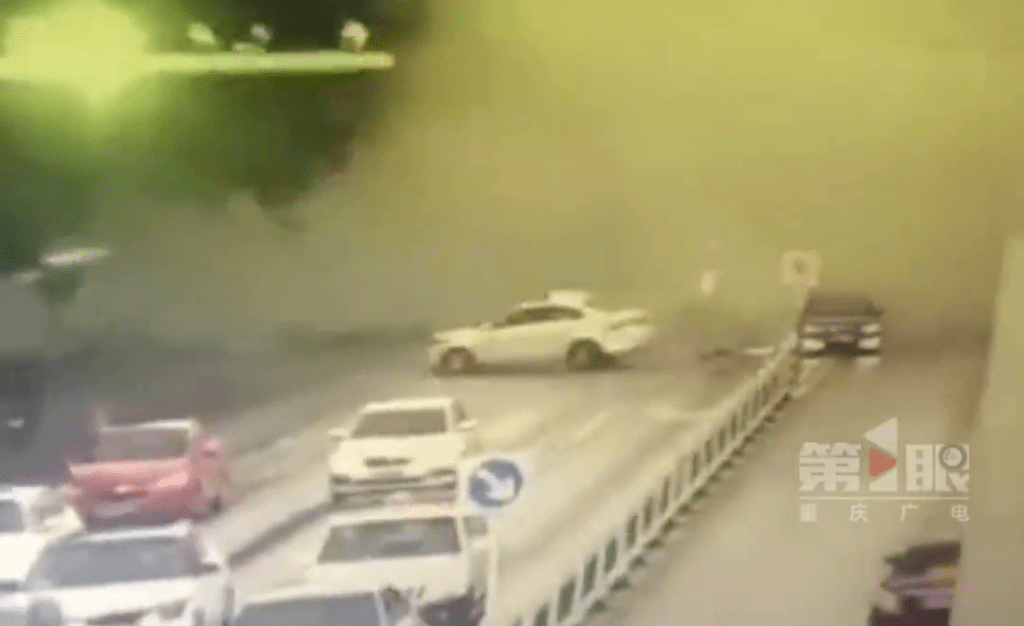 網片顯示，一輛白色汽車被爆炸衝擊波撞至失控橫置馬路。