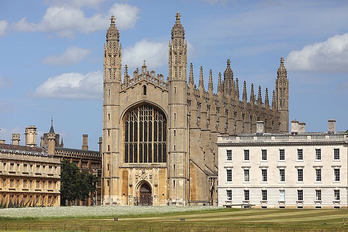 剑桥大学及大部分英国大学的医科、牙医及兽医等课程，都在本月十五日截止申请，有兴趣者要把握时间报名。