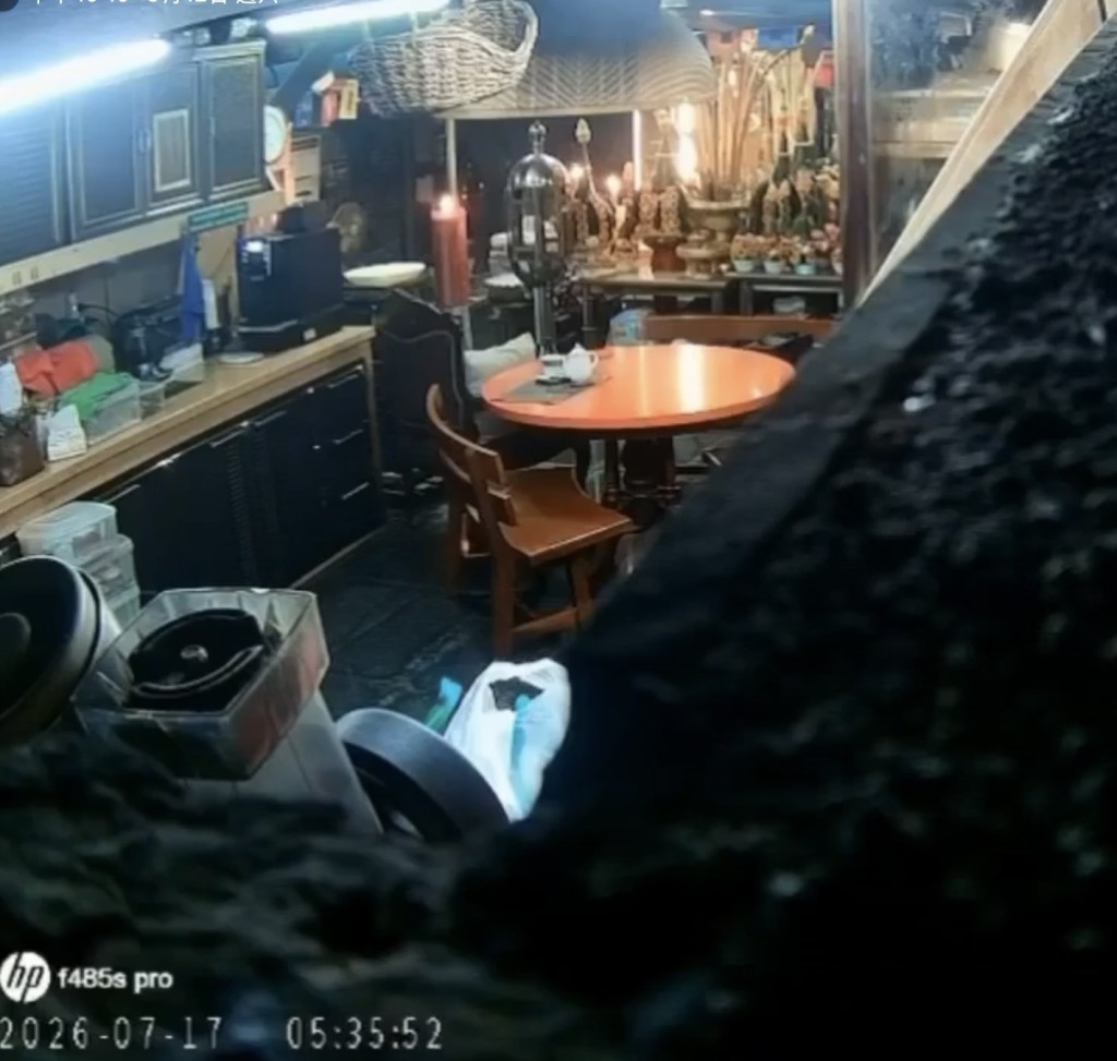 禅房CCTV拍下阿赞初的荒唐行径。 X