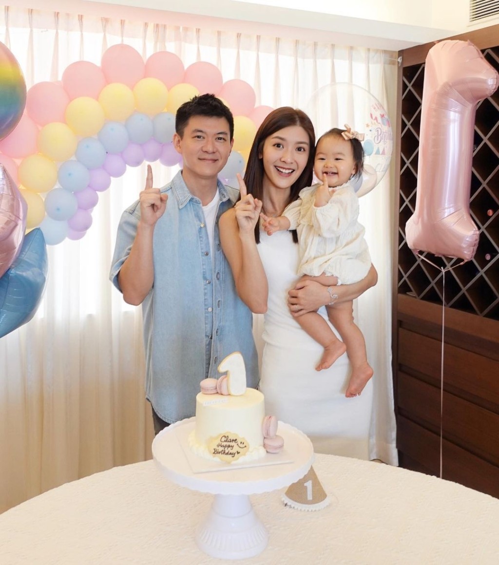 余香凝一家人為女兒慶祝一歲生日照。