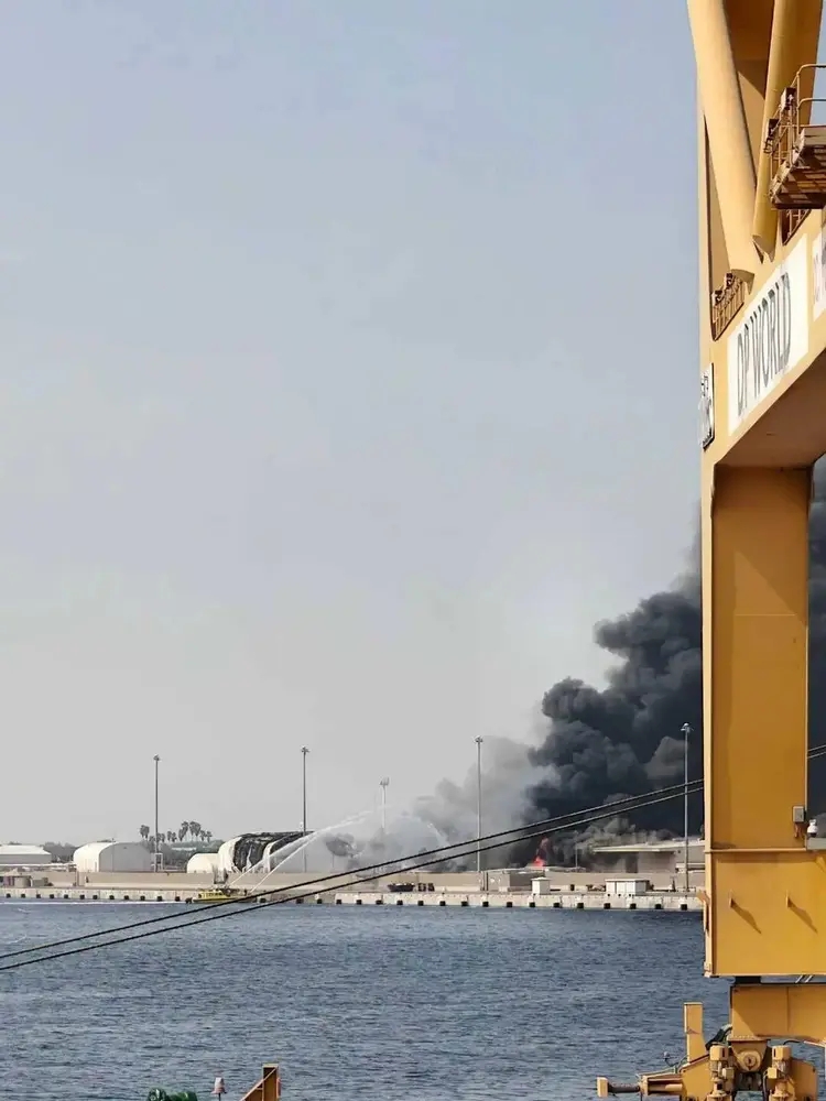 3月1日，杰贝阿里港美军基地被击中后起火。 封面新闻