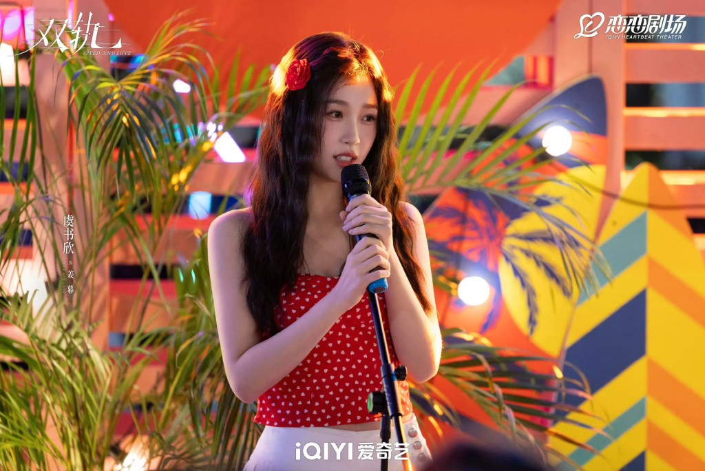 姜暮唱《月亮代表我的心》，借歌传意。