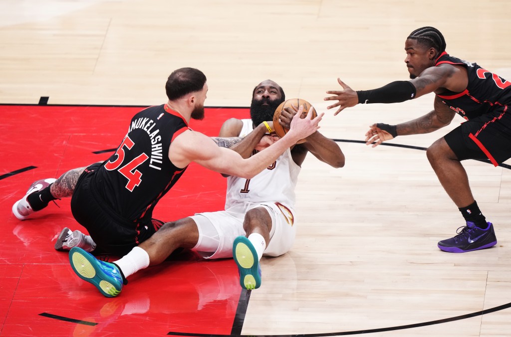 哈登（中）13投5中得18分兼錄得8次失誤。AP