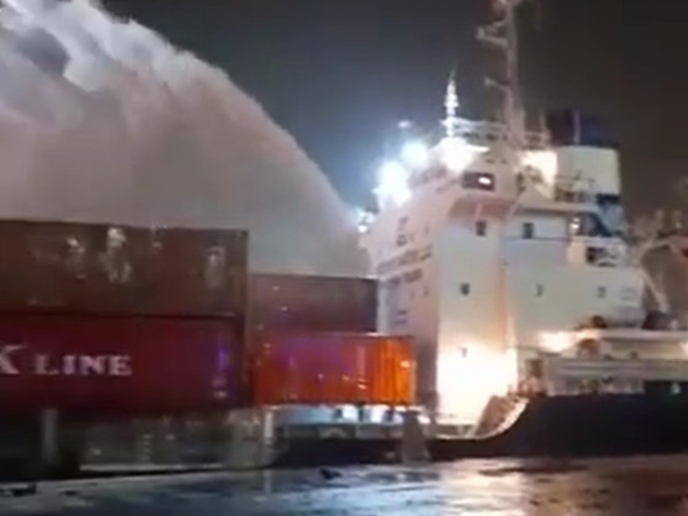 有目擊者表示,4艘海軍消防船與消防車共同參與滅火,一小時內已控制火勢。影片截圖