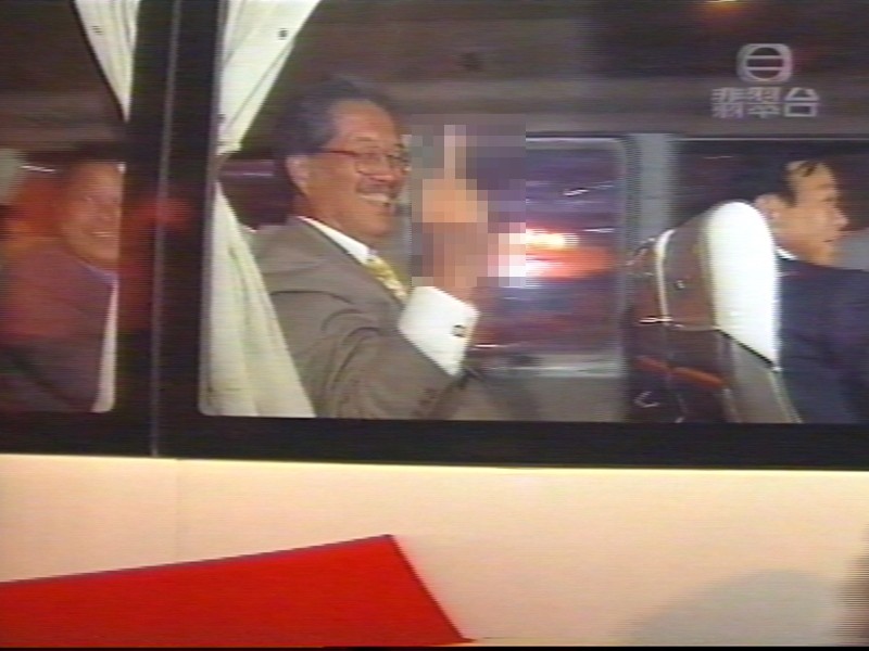 黃宜弘在2003年被拍到在車上舉中指，指向圍堵立法會的群眾。無線截圖