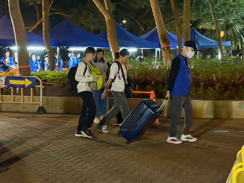 宏志閣的居民陸續返回家園取回重要財物。