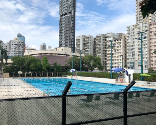 事發於遊樂會的露天泳池。