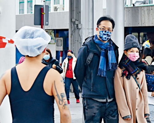 有市民嚴寒下穿背心與短褲跑步，與其他人形成強烈對比。資料圖片