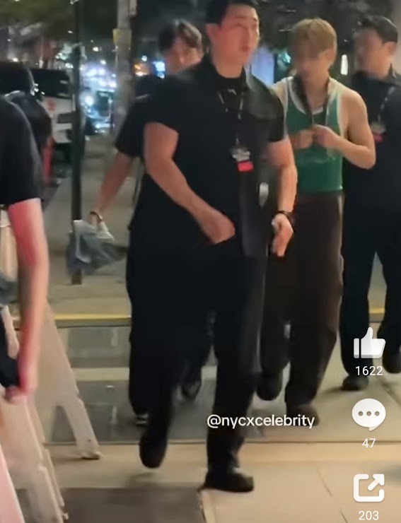 片中所見,沿途都有數名保安護送V,但若有一群狗仔或私生飯殺到,他們未必抵擋到。 片中所見,沿途都有數名保安護送V,但若有一群狗仔或私生飯殺到,他們未必抵擋到。