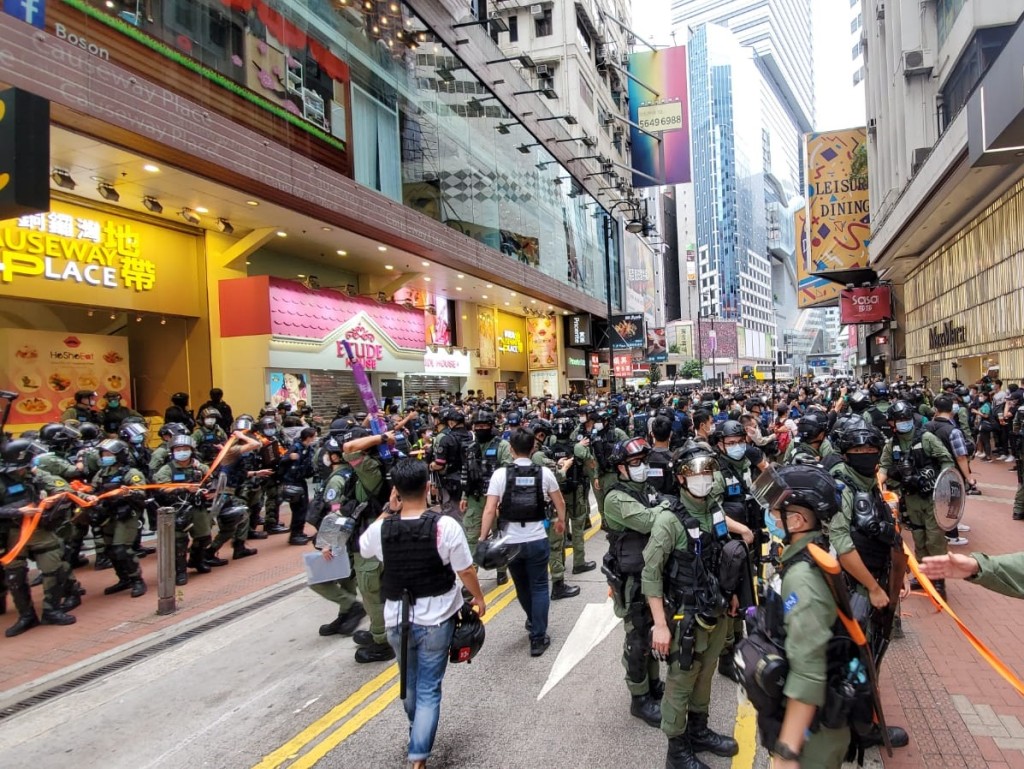 大批警員在銅鑼灣。