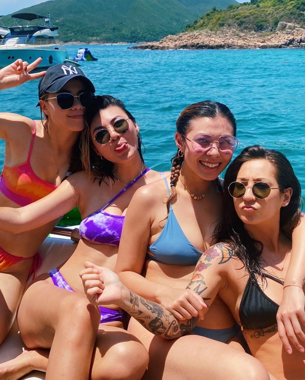 王曼喜攬住女友影相。