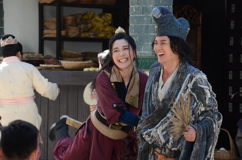 蕭正楠曾與湯洛雯拍《一笑渡凡間》，亦是馬國明波友。