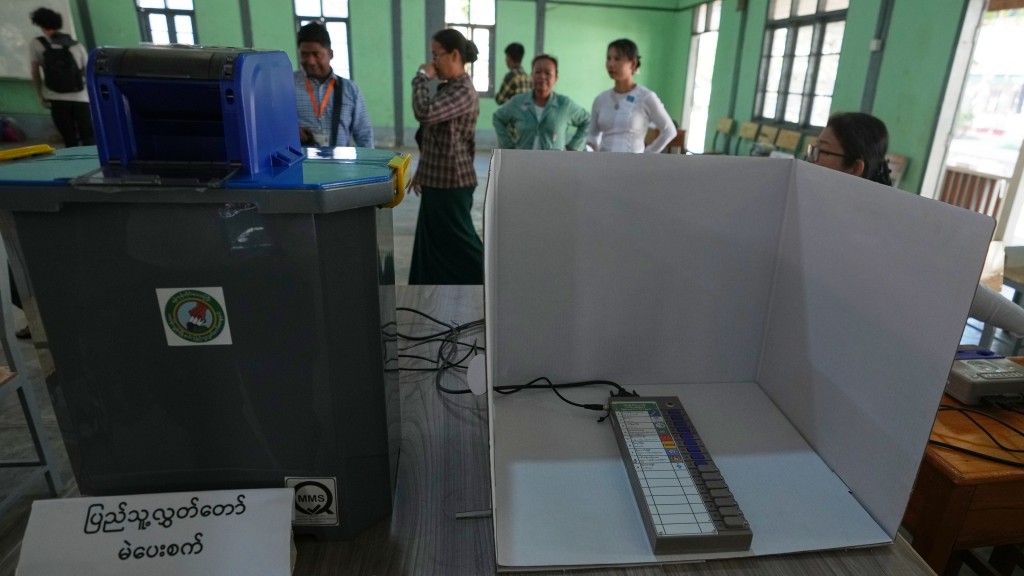 緬甸大選｜選委會職員及義工在仰光一個票站測試電子投票機。 美聯社