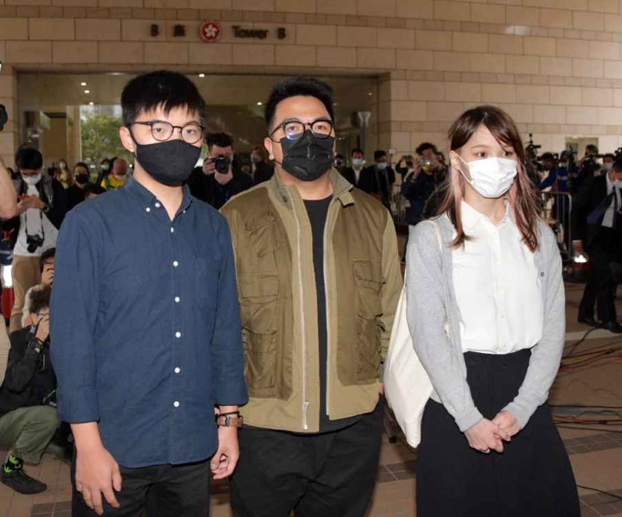 由左至右:黃之鋒、林朗彥及周庭,上庭前見傳媒。