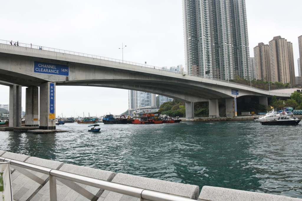鴨脷洲橋。