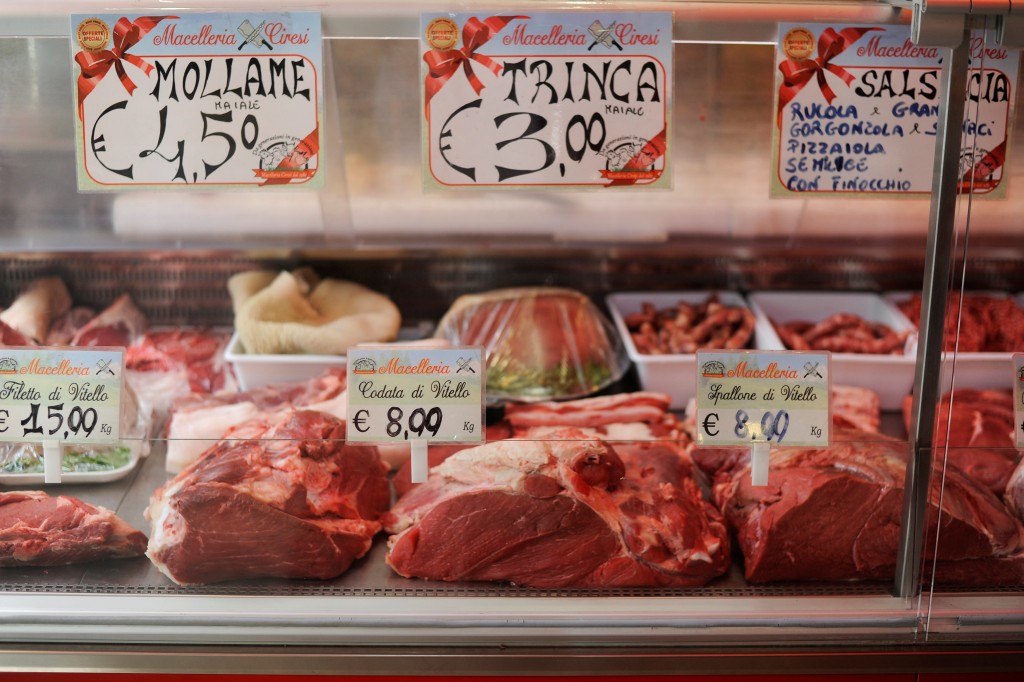 中国商务部6月17日公布，决定自17日起对原产于欧盟的进口相关猪肉及猪副产品展开反倾销立案调查。（路透社）