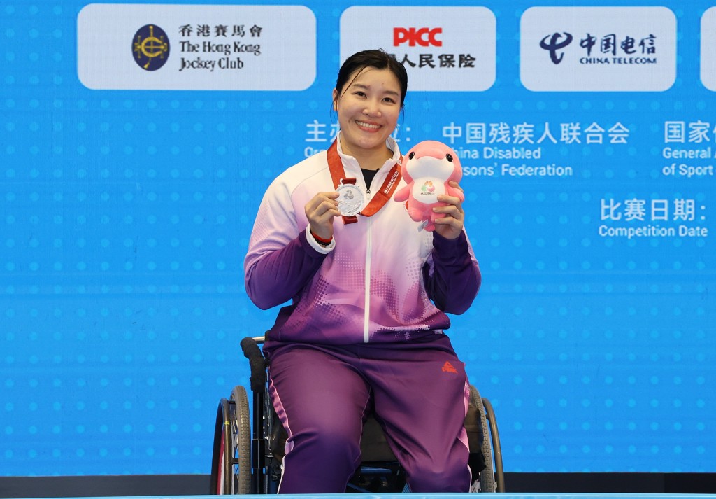 余翠怡等了這面殘特奧會銀牌,等了足足19年。徐嘉華攝 余翠怡等了這面殘特奧會銀牌,等了足足19年。徐嘉華攝