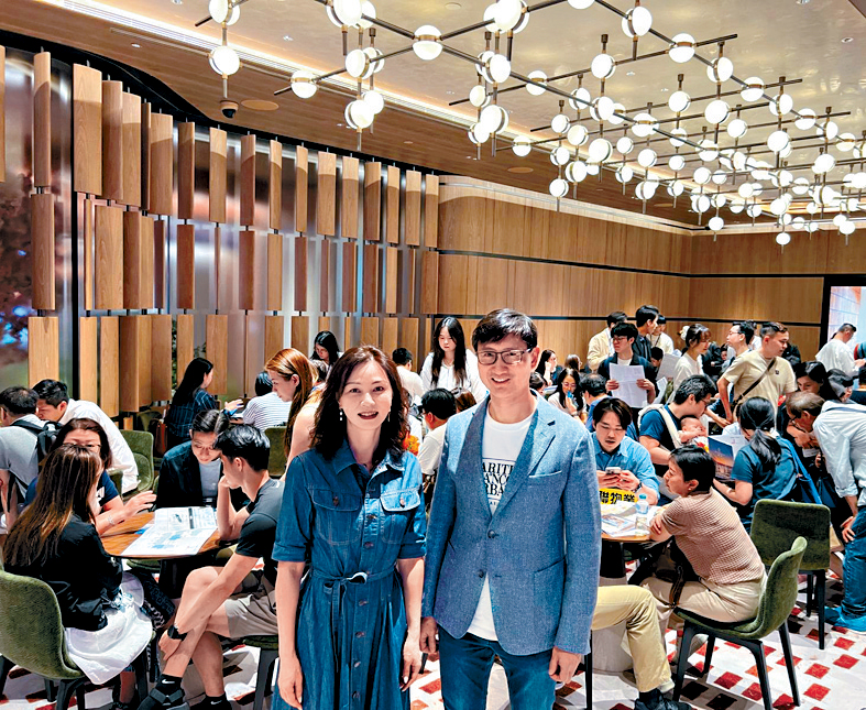 ■恒基韓家輝（右）表示，紅磡首岸最快周初推出價單2號應市，李菲茹（左）。