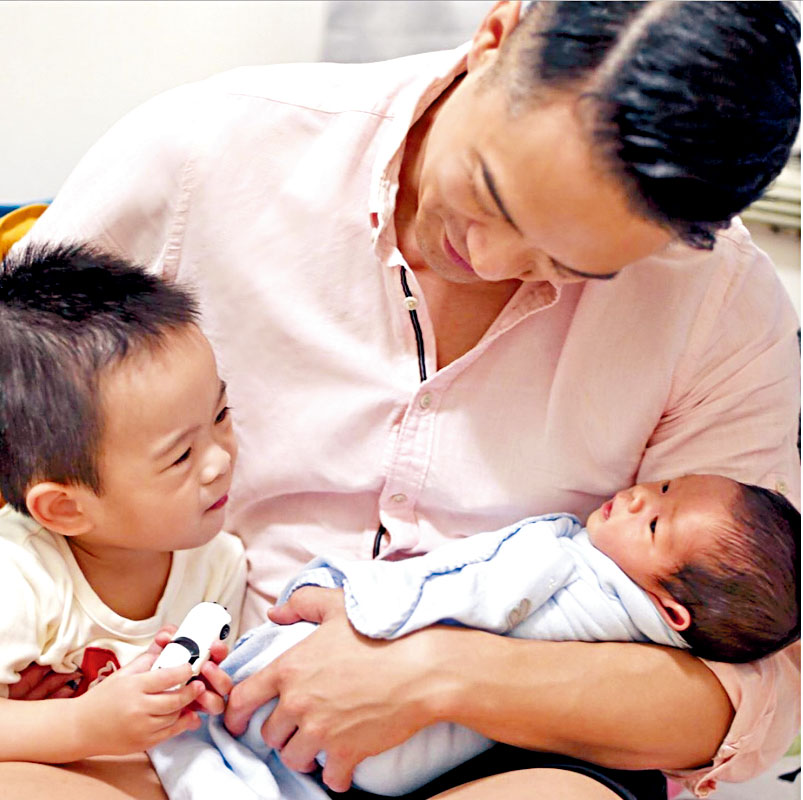 陈智燊三仔爷合照非常温馨。