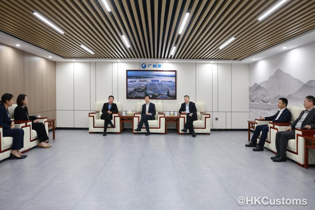 「穗港汽車出口快線」試行計劃啟動儀式今日在廣州南沙汽車口岸舉行。 「穗港汽車出口快線」試行計劃啟動儀式今日在廣州南沙汽車口岸舉行。