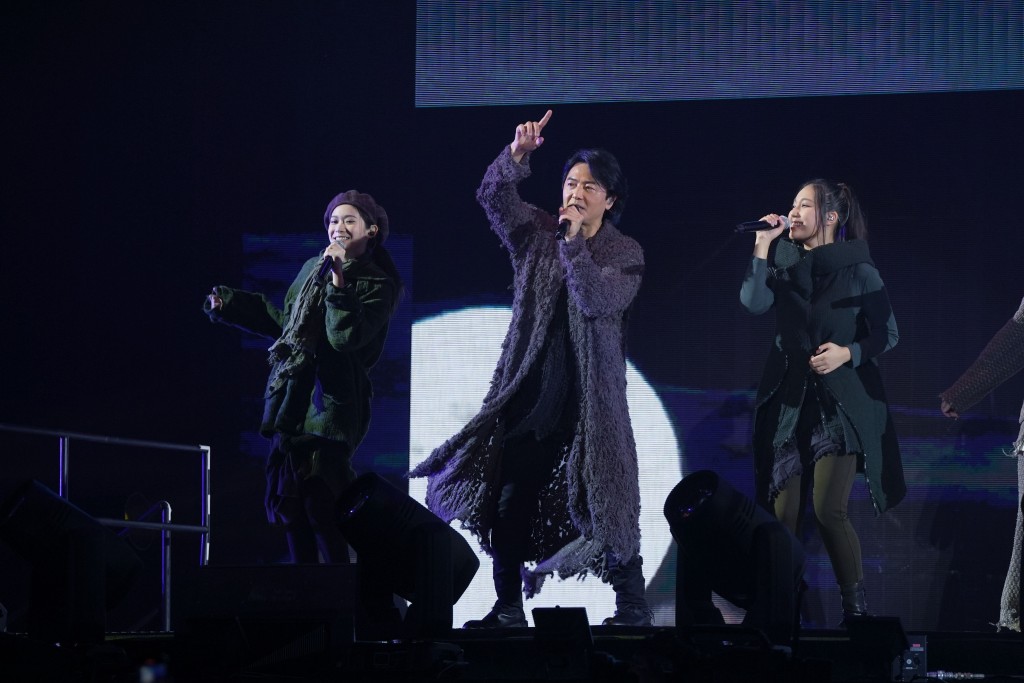 郑伊健带埋小师妹黄淑蔓及云浩影于澳门《Here & Now Ekin In Concert》世界巡回演唱会演出。