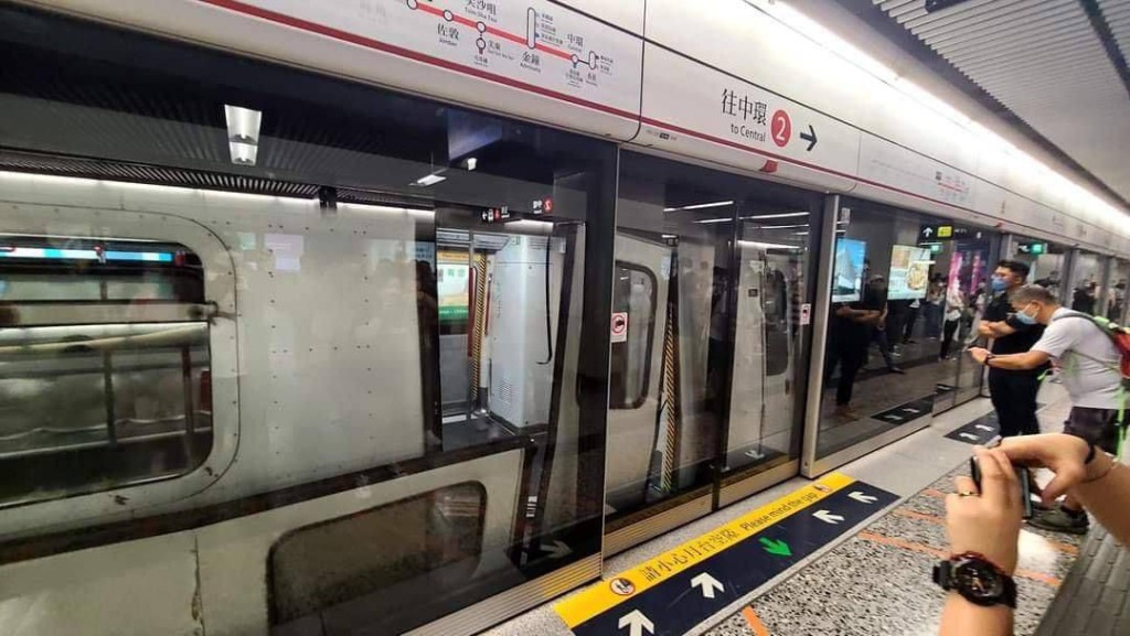 一列荃灣綫列車駛入油麻地站期間有車門突然甩脫。