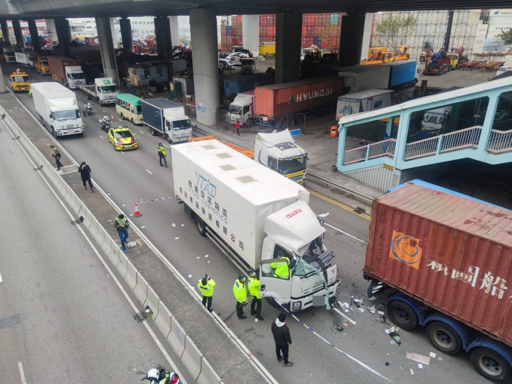 貨車車頭全毀,擋風玻璃爆裂。