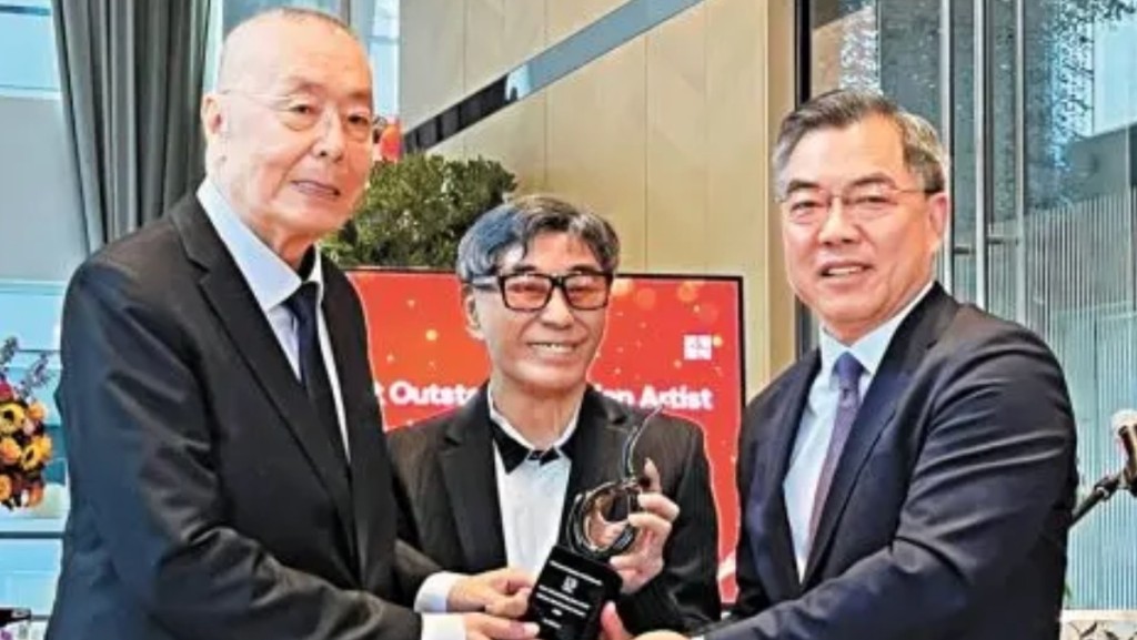 劉詩昆(左)獲頒終身成就獎。