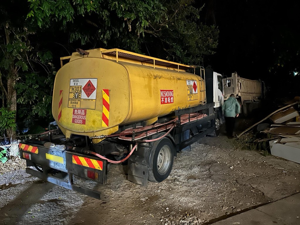 消防處於城西道及耀沙路搗破兩個非法加油站。消防處提供圖片 消防處於城西道及耀沙路搗破兩個非法加油站。消防處提供圖片