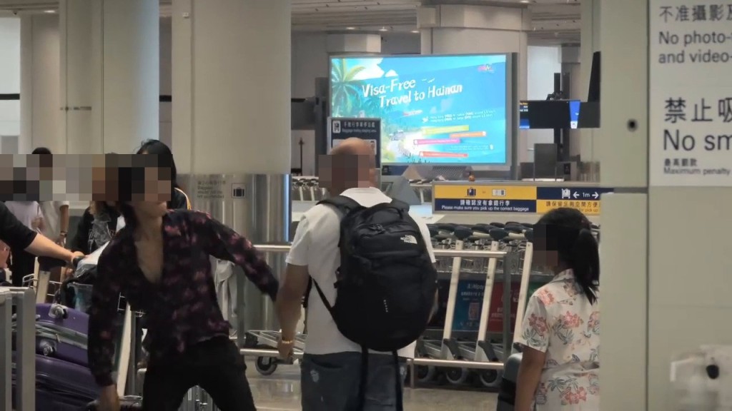 由於鏡頭被現場一條大柱阻擋,加上短片疑似經 過剪接,尾段只見光頭佬站起,背景傳一來句「 Daddy Daddy唔好呀」,和一把男聲指「搞笑」。Threads截圖 由於鏡頭被現場一條大柱阻擋,加上短片疑似經 過剪接,尾段只見光頭佬站起,背景傳一來句「 Daddy Daddy唔好呀」,和一把男聲指「搞笑」。Threads截圖
