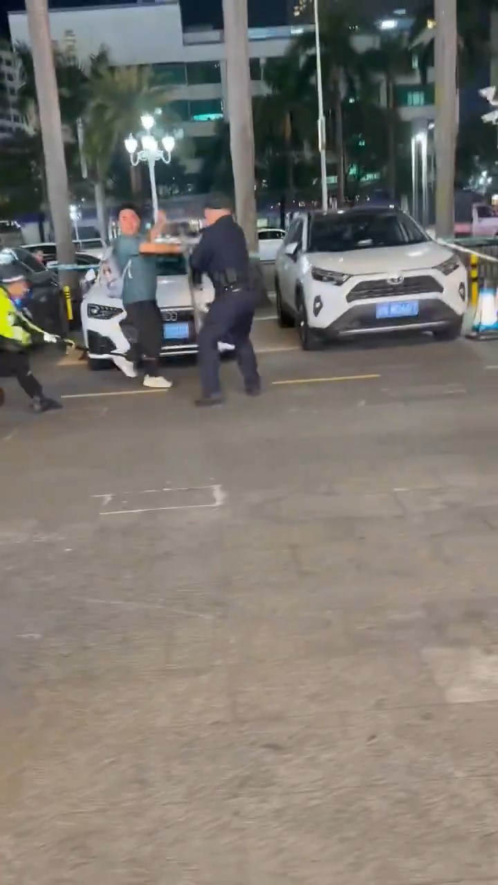 周一晚,一名男子在珠海拱北口岸附近持刀傷人。 周一晚,一名男子在珠海拱北口岸附近持刀傷人。