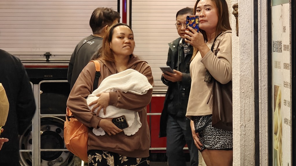 多名住客走到樓下暫避。