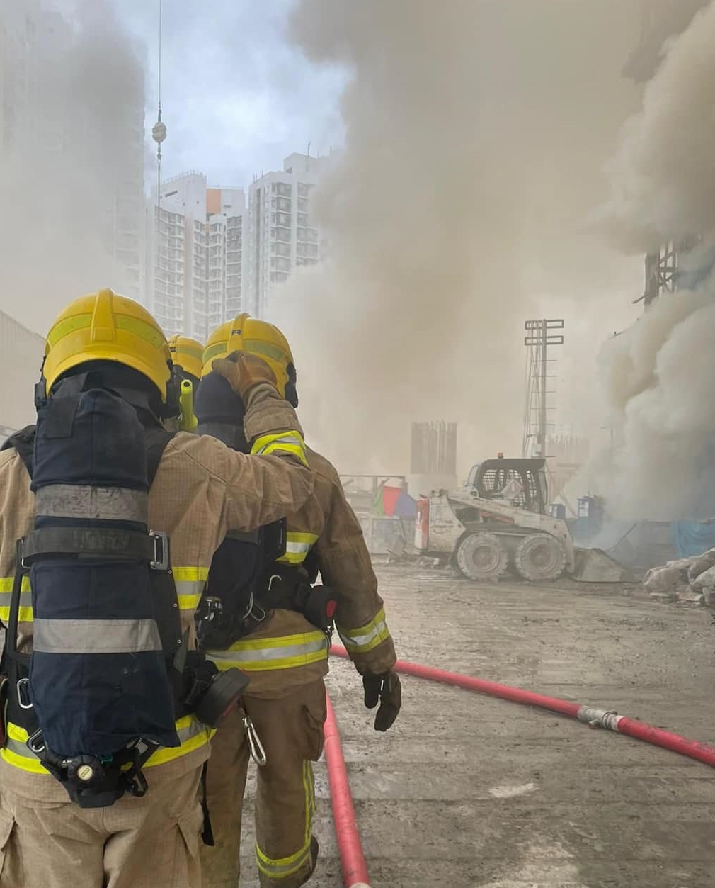 消防員射水灌救。fb香港消防處 Hong Kong Fire Services Department圖片